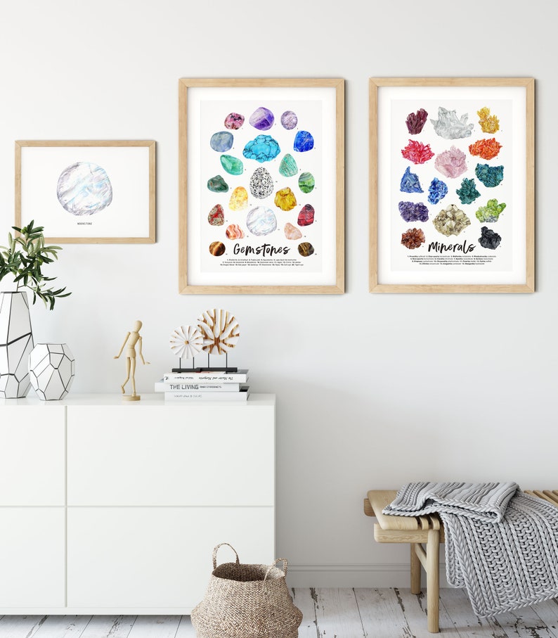 Puede incluir: Dos ilustraciones de acuarela enmarcadas de gemas y minerales. Las ilustraciones est&aacute;n en un marco blanco con un acabado de madera clara. Las ilustraciones est&aacute;n colgadas en una pared blanca. La ilustraci&oacute;n de las gemas presenta una variedad de gemas coloridas, incluyendo amatista, turquesa y rub&iacute;. La ilustraci&oacute;n de los minerales presenta una variedad de minerales coloridos, incluyendo cuarzo, calcita y pirita.