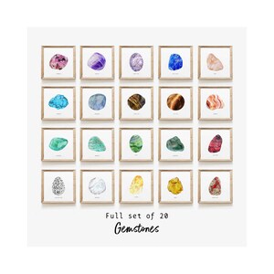 Puede incluir: Un conjunto de 20 ilustraciones de acuarela de piedras preciosas, cada una enmarcada en un marco de madera clara y exhibida en una pared blanca. El texto "Full set of 20 Gemstones" se muestra debajo de los marcos.