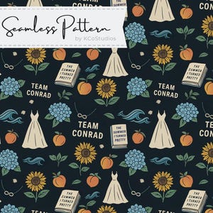 Puede incluir: Patrón sin costuras con ilustraciones de girasoles, melocotones, hortensias, vestidos, libros, olas y símbolos de infinito sobre un fondo azul oscuro. También está presente el texto "Team Conrad" y "The Summer I Turned Pretty".