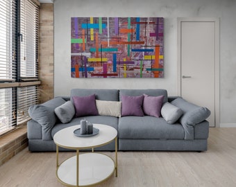 Könnte beinhalten: Ein graues Ecksofa mit violetten und cremefarbenen Kissen steht vor einem farbenfrohen abstrakten Gemälde an einer grauen Wand. Ein goldfarbener Couchtisch mit weißer Platte steht vor dem Sofa.