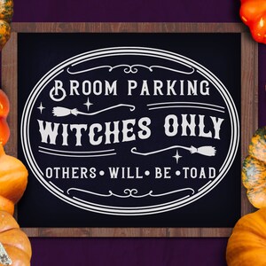 Witchy Halloween Boerderij SVG, Bezem Parking Heksen Alleen, Halloween Boerderij SVG, Halloween Boerderij Teken, Witchy Boerderij SVG Teken