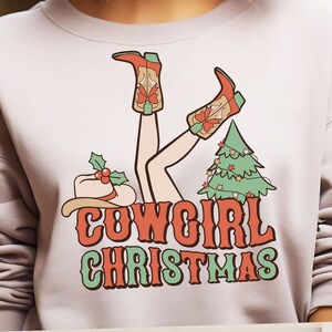 Cowgirl Weihnachten SVG, Cowgirl Stiefel, Western Weihnachten SVG, Cowgirl Hut, Retro Typografie, Weihnachtsbaum, Cowgirl SVG, Retro Weihnachten