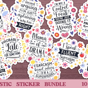 Könnte beinhalten: Ein Set mit 10 runden, bunten Aufklebern mit sarkastischen Sprüchen. Die Aufkleber zeigen Blumenmuster und verschiedene Farben, darunter Pink, Gelb, Blau und Grün. Der Text auf den Aufklebern enthält Sätze wie "Wahrscheinlich zu spät für etwas", "Mama des Dramas" und "Ich spreche fließend Sarkasmus".