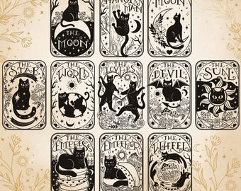 Op de afbeelding: Een set van tien zwart-witte tarotkaarten met illustraties van katten en verschillende symbolen. De kaarten hebben titels zoals "De Maan", "De Ster", "De Wereld", "De Geliefden", "De Duivel", "De Zon", "De Keizerin", "De Keizer" en "Het Rad".
