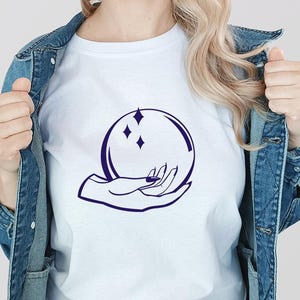 Boule de cristal SVG, SVG mystique, main tenant la boule de cristal SVG, conception de chemise sorcière, boule de cristal magique svg, svg de voyance