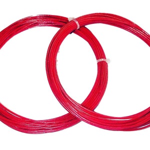 Pode incluir: Duas bobinas circulares de fio vermelho brilhante, cada uma presa com pequenas braçadeiras de plástico branco. O fio tem um acabamento liso e brilhante, enrolado em vários anéis concêntricos, criando uma forma arredondada e uniforme em ambos.