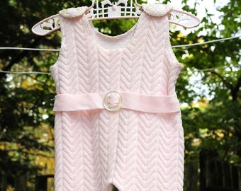 Mono vintage rosa para niña de 3 a 6 meses, de una pieza, con textura y botones en los hombros.