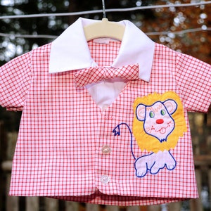 VTG 80&#39;s / Baby Boys Red & White Check Jacket Shirt with Bow Tie / 4.5&quot; Lion Applique / 3-6M