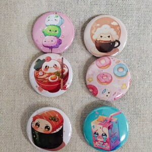 Peut inclure: Six badges ronds et colorés avec des motifs de nourriture et de boissons de style kawaii. Les badges présentent des illustrations de mochi, une tasse de café, des ramen, des beignets, des sushis et une boîte de jus avec du texte japonais.
