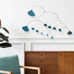 Móvil de ginkgo verde azulado: arte cinético colgante moderno de mediados de siglo