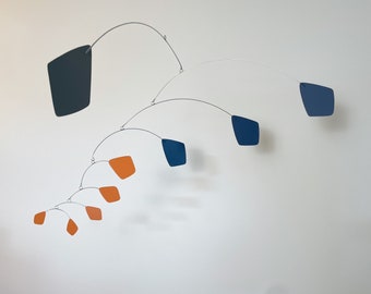 Móvil de diamantes de mediados de siglo: escultura geométrica colgante en azul, naranja y gris