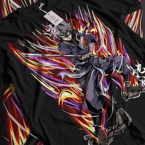 Pode incluir: Camiseta preta com uma ilustração dinâmica em estilo anime de um personagem empunhando uma espada em meio a explosões de energia coloridas e flamejantes. O personagem veste roupas escuras. Uma etiqueta diz "LARGE".