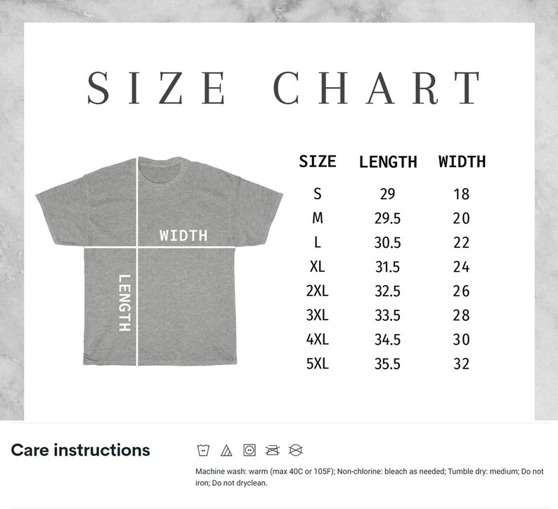 K&ouml;nnte beinhalten: Gr&ouml;&szlig;entabelle f&uuml;r ein T-Shirt mit Ma&szlig;en in Zoll. Die Tabelle zeigt die L&auml;nge und Breite des T-Shirts in verschiedenen Gr&ouml;&szlig;en von S bis 5XL. Pflegehinweise sind ebenfalls enthalten: Maschinenw&auml;sche warm, nicht chlorbleichen, Trocknergeeignet bei niedriger Temperatur, nicht b&uuml;geln, nicht chemisch reinigen.