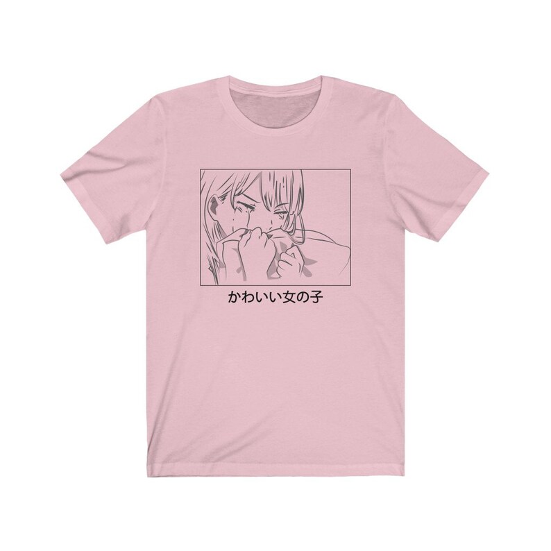 Może przedstawiać: R&oacute;żowa koszulka z czarno-białym rysunkiem płaczącej dziewczyny z anime. Pod rysunkiem znajduje się napis "かわいい女の子".