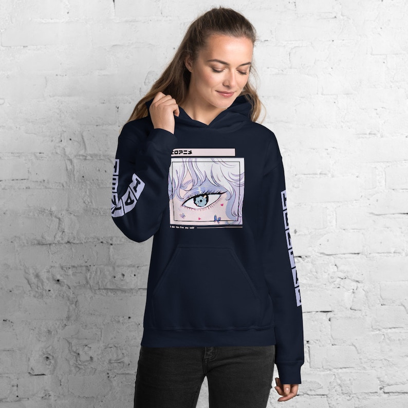 Puede incluir: Una sudadera con capucha azul marino con un gr&aacute;fico de un ojo de dibujos animados con mariposas y corazones. El texto "コピー" est&aacute; impreso en la sudadera.