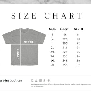 Puede incluir: Tabla de tallas para una camiseta con medidas en pulgadas. La tabla muestra la longitud y el ancho de la camiseta en diferentes tallas, de la S a la 5XL. Tambi&eacute;n se incluyen instrucciones de cuidado: lavar a m&aacute;quina con agua tibia, blanqueador sin cloro seg&uacute;n sea necesario, secar en secadora a baja temperatura, no planchar, no limpiar en seco.