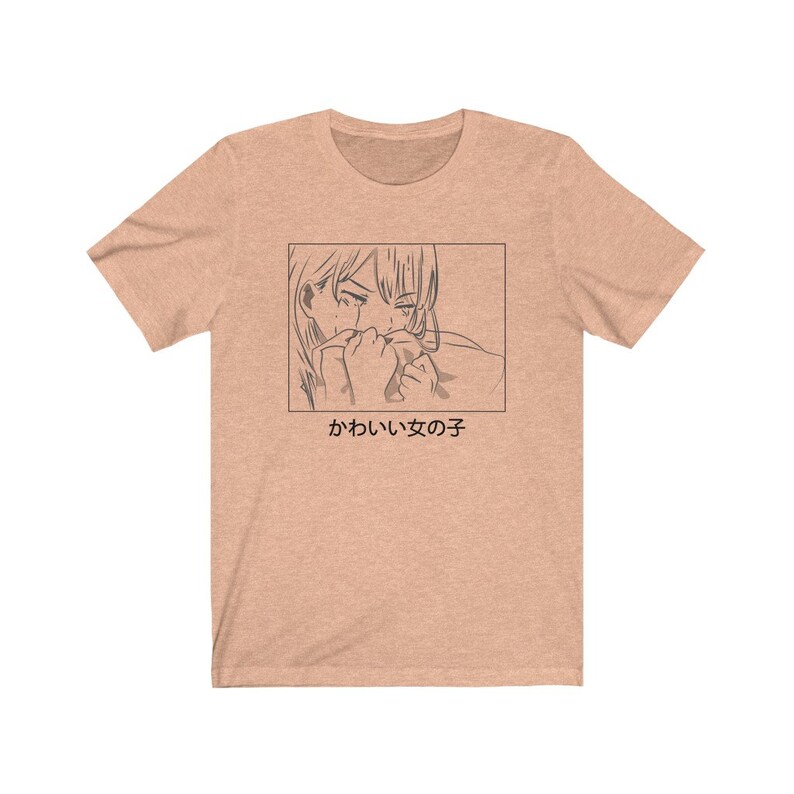Może przedstawiać: Jasnobrązowy t-shirt z czarno-białym rysunkiem postaci anime z tekstem "かわいい女の子", co w języku polskim oznacza "słodka dziewczyna".