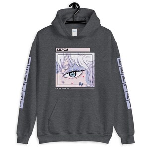 Puede incluir: Una sudadera con capucha gris oscuro con un estampado gr&aacute;fico de un ojo de dibujos animados con mariposas y corazones. El texto "I do this for my self" est&aacute; impreso debajo del ojo. El texto "エゴイスト" est&aacute; impreso encima del ojo. Las mangas de la sudadera tienen la palabra "HENTAI" impresa verticalmente en morado.