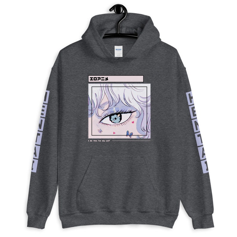 Puede incluir: Una sudadera con capucha gris oscuro con un estampado gr&aacute;fico de un ojo de dibujos animados con mariposas y corazones. El texto "I do this for my self" est&aacute; impreso debajo del ojo. El texto "エゴイスト" est&aacute; impreso encima del ojo. Las mangas de la sudadera tienen la palabra "HENTAI" impresa verticalmente en morado.