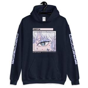 Puede incluir: Sudadera con capucha azul marino con un gr&aacute;fico blanco de un ojo de anime con mariposas y corazones. El texto "I do this for my self" y "エゴニズム" est&aacute;n impresos debajo del gr&aacute;fico. Las palabras "HENTAI" est&aacute;n impresas verticalmente en las mangas.
