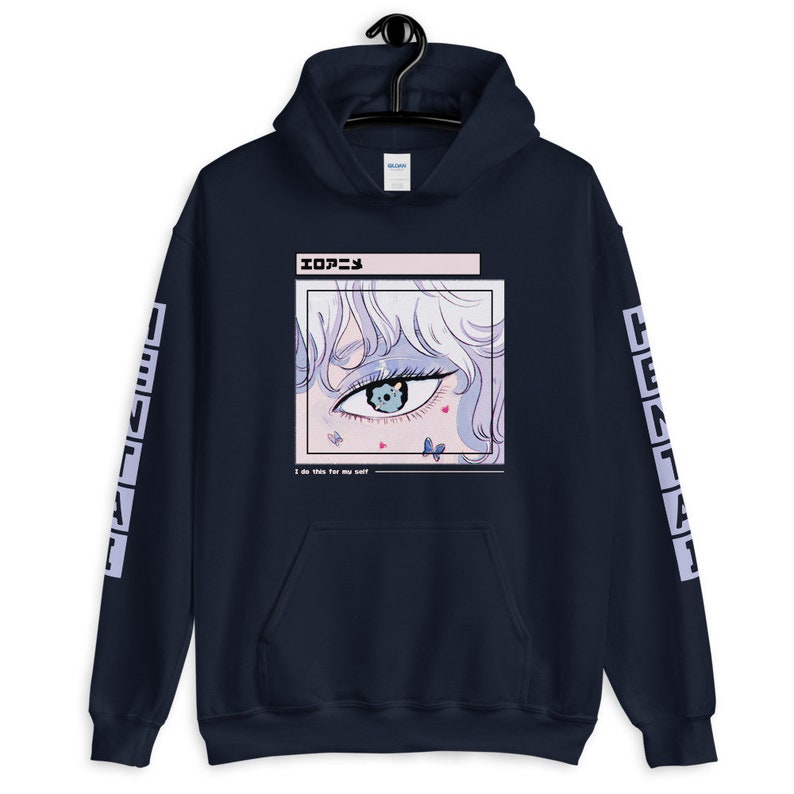 Puede incluir: Sudadera con capucha azul marino con un gr&aacute;fico blanco de un ojo de anime con mariposas y corazones. El texto "I do this for my self" y "エゴニズム" est&aacute;n impresos debajo del gr&aacute;fico. Las palabras "HENTAI" est&aacute;n impresas verticalmente en las mangas.