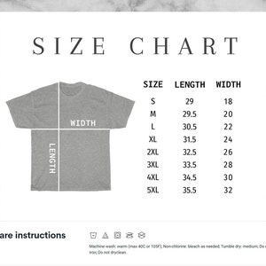 Peut inclure: Tableau des tailles pour un t-shirt avec des mesures en pouces. Le tableau indique la longueur et la largeur du t-shirt dans diff&eacute;rentes tailles, de S &agrave; 5XL. Des instructions d'entretien sont &eacute;galement incluses&nbsp;: lavage en machine &agrave; l'eau ti&egrave;de, blanchiment sans chlore si n&eacute;cessaire, s&eacute;chage en machine &agrave; basse temp&eacute;rature, ne pas repasser, ne pas nettoyer &agrave; sec.