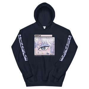 Puede incluir: Una sudadera con capucha azul marino con un gr&aacute;fico de un ojo de anime con mariposas y corazones. El texto "エローニン" y "I do this for my self" est&aacute;n impresos en la sudadera. Las palabras "HENTAI" est&aacute;n impresas en las mangas.