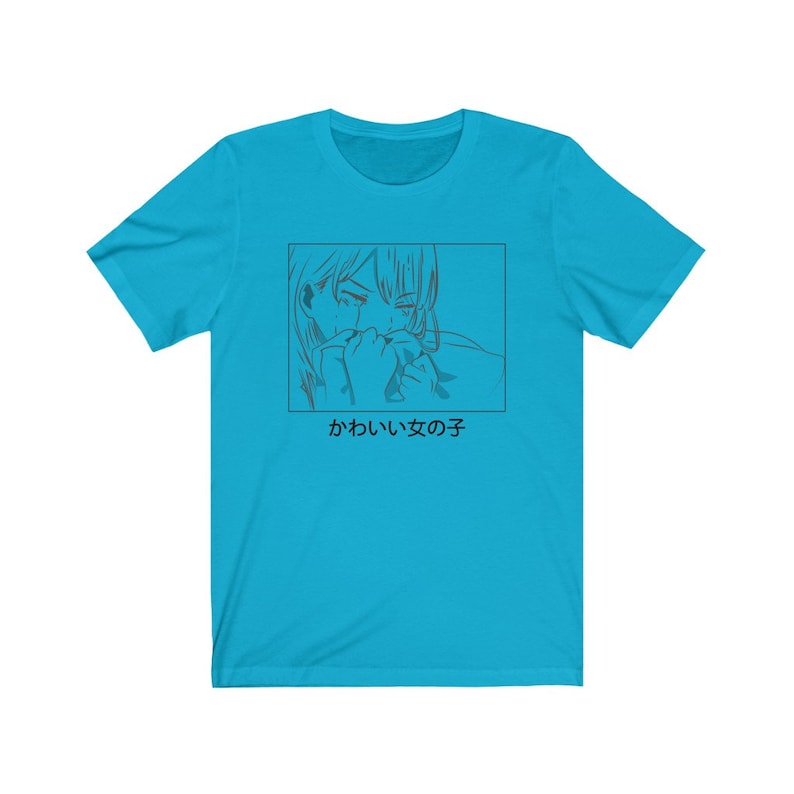 Może przedstawiać: Turkusowy t-shirt z czarno-białym rysunkiem postaci anime z japońskim tekstem "kawaii onna no ko", co oznacza "słodka dziewczyna", nadrukowanym z przodu.
