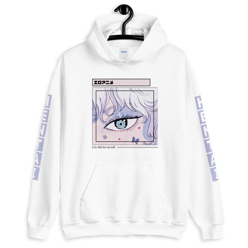 Puede incluir: Sudadera con capucha blanca con un estampado gr&aacute;fico de un ojo azul con mariposas y corazones. El texto "エモーション" est&aacute; impreso sobre el ojo y "if the tide the sun will" est&aacute; impreso debajo del ojo. El texto "HENTAI" est&aacute; impreso verticalmente en las mangas.