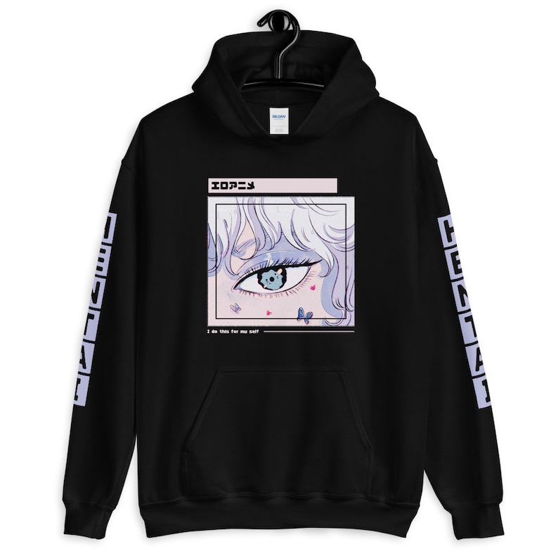 Puede incluir: Sudadera con capucha negra con un gr&aacute;fico de ojo de estilo anime blanco y morado en la parte delantera. El texto "I do this for my cult" est&aacute; debajo del gr&aacute;fico. El texto "エゴイスト" est&aacute; encima del gr&aacute;fico. Las mangas tienen la palabra "HENTAI" impresa verticalmente en blanco sobre la tela negra.