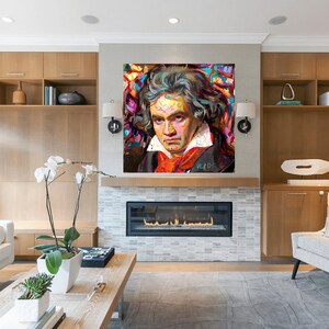 K&ouml;nnte beinhalten: Ein farbenfrohes Gem&auml;lde von Beethoven h&auml;ngt &uuml;ber einem Kamin in einem modernen Wohnzimmer. Das Kunstwerk verwendet kr&auml;ftige Pinselstriche und eine reichhaltige Farbpalette, die das Aussehen des Komponisten mit ausdrucksstarken Details einf&auml;ngt. Der Raum hat helle Holzschr&auml;nke.