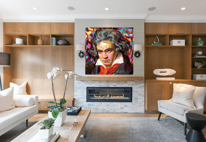 K&ouml;nnte beinhalten: Ein farbenfrohes Gem&auml;lde von Beethoven h&auml;ngt &uuml;ber einem Kamin in einem modernen Wohnzimmer. Das Kunstwerk verwendet kr&auml;ftige Pinselstriche und eine reichhaltige Farbpalette, die das Aussehen des Komponisten mit ausdrucksstarken Details einf&auml;ngt. Der Raum hat helle Holzschr&auml;nke.