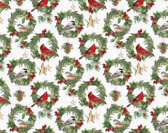 Könnte beinhalten: Ein sich wiederholendes Muster mit Aquarellillustrationen von Weihnachtskränzen, roten Kardinälen und kleinen Vögeln. Die Kränze sind mit roten Beeren, Tannenzapfen und Holzstern-Ornamenten auf weißem Hintergrund verziert.