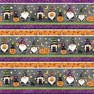 Pode incluir: Um padr&atilde;o repetido de gnomos vestidos com trajes de bruxa com gatos pretos, ab&oacute;boras e estrelas em um fundo cinza. Os gnomos usam chap&eacute;us pontiagudos e t&ecirc;m barbas brancas. As ab&oacute;boras s&atilde;o laranja e t&ecirc;m rostos de ab&oacute;bora. As estrelas s&atilde;o amarelas.