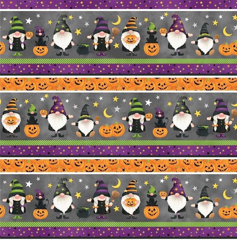 Pode incluir: Um padr&atilde;o repetido de gnomos vestidos com trajes de bruxa com gatos pretos, ab&oacute;boras e estrelas em um fundo cinza. Os gnomos usam chap&eacute;us pontiagudos e t&ecirc;m barbas brancas. As ab&oacute;boras s&atilde;o laranja e t&ecirc;m rostos de ab&oacute;bora. As estrelas s&atilde;o amarelas.