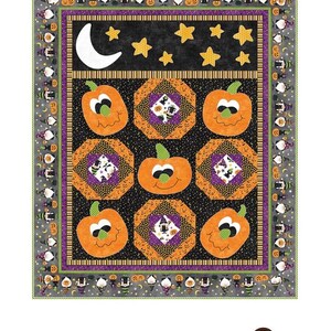 Pode incluir: Uma colcha de Halloween preta e laranja com um design de patchwork que apresenta ab&oacute;boras, estrelas e uma lua crescente. A colcha &eacute; bordada com um padr&atilde;o de gnomos segurando ab&oacute;boras. O n&uacute;mero do padr&atilde;o da colcha &eacute; PTN2920-10.