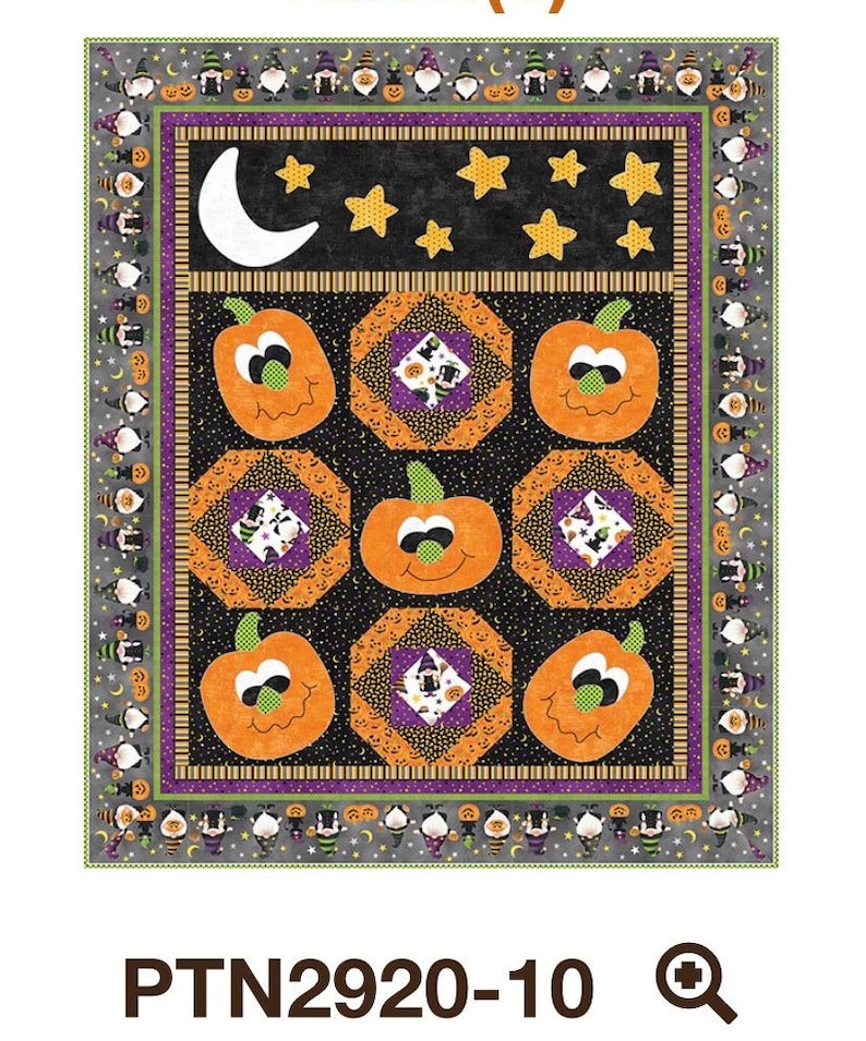 Pode incluir: Uma colcha de Halloween preta e laranja com um design de patchwork que apresenta ab&oacute;boras, estrelas e uma lua crescente. A colcha &eacute; bordada com um padr&atilde;o de gnomos segurando ab&oacute;boras. O n&uacute;mero do padr&atilde;o da colcha &eacute; PTN2920-10.
