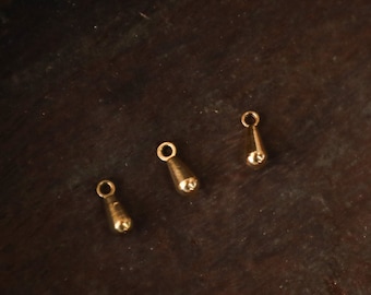 Amuletos de latão minúsculos Mace | Pingente de latão | Pingente de gota de 2,5 x 7 mm | Pingente de maça | Suprimentos para macramê | Encantos para Macramê