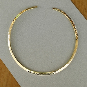 Gehämmerte Gold Messing Choker Halskette - Offener Kragen, Leichter Statement Choker, Nickel-Frei
