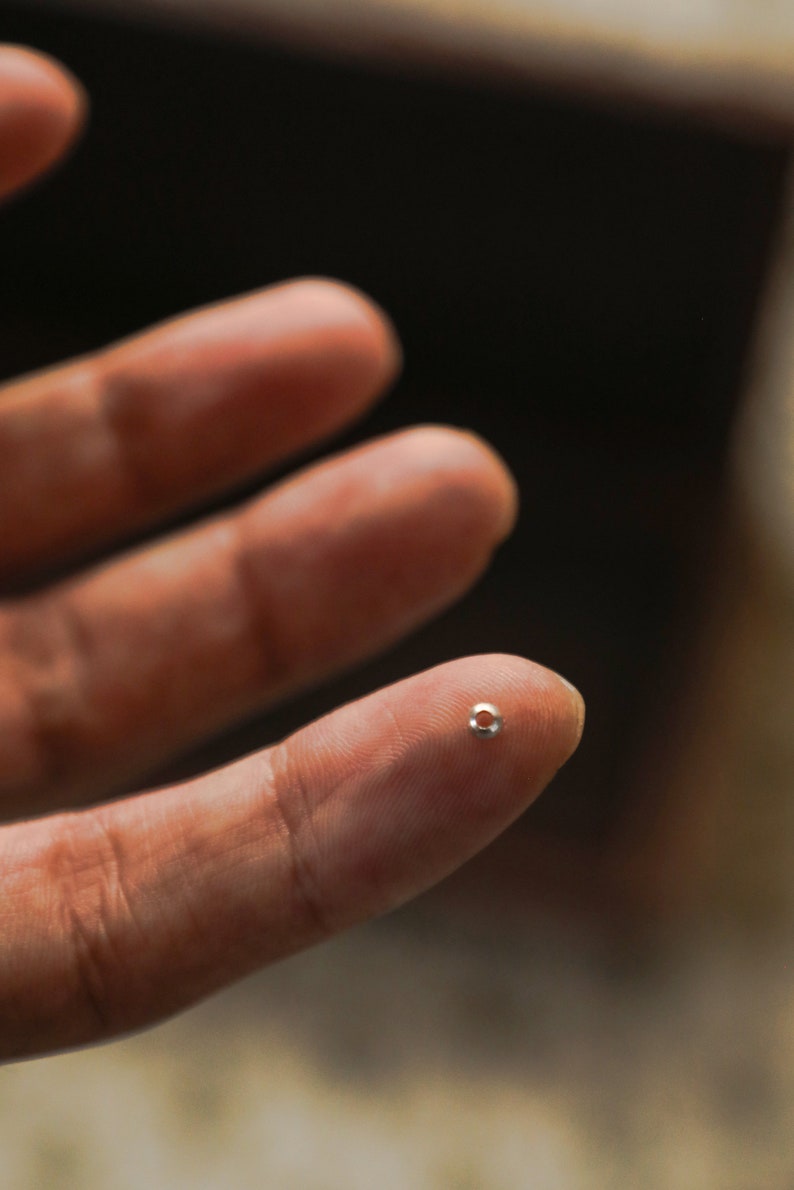 2mm Silber Perlen Runde Perlen Schmuckherstellung Perlen Perlen für Makramee Makramee Schmuck und Traumfänger Bild 2