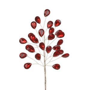 Puede incluir: Un tallo decorativo con numerosas gemas rojas facetadas en forma de lágrima. Las gemas están unidas a finos alambres plateados que se ramifican desde un tallo central. El tallo tiene un acabado dorado, sobre un fondo blanco.