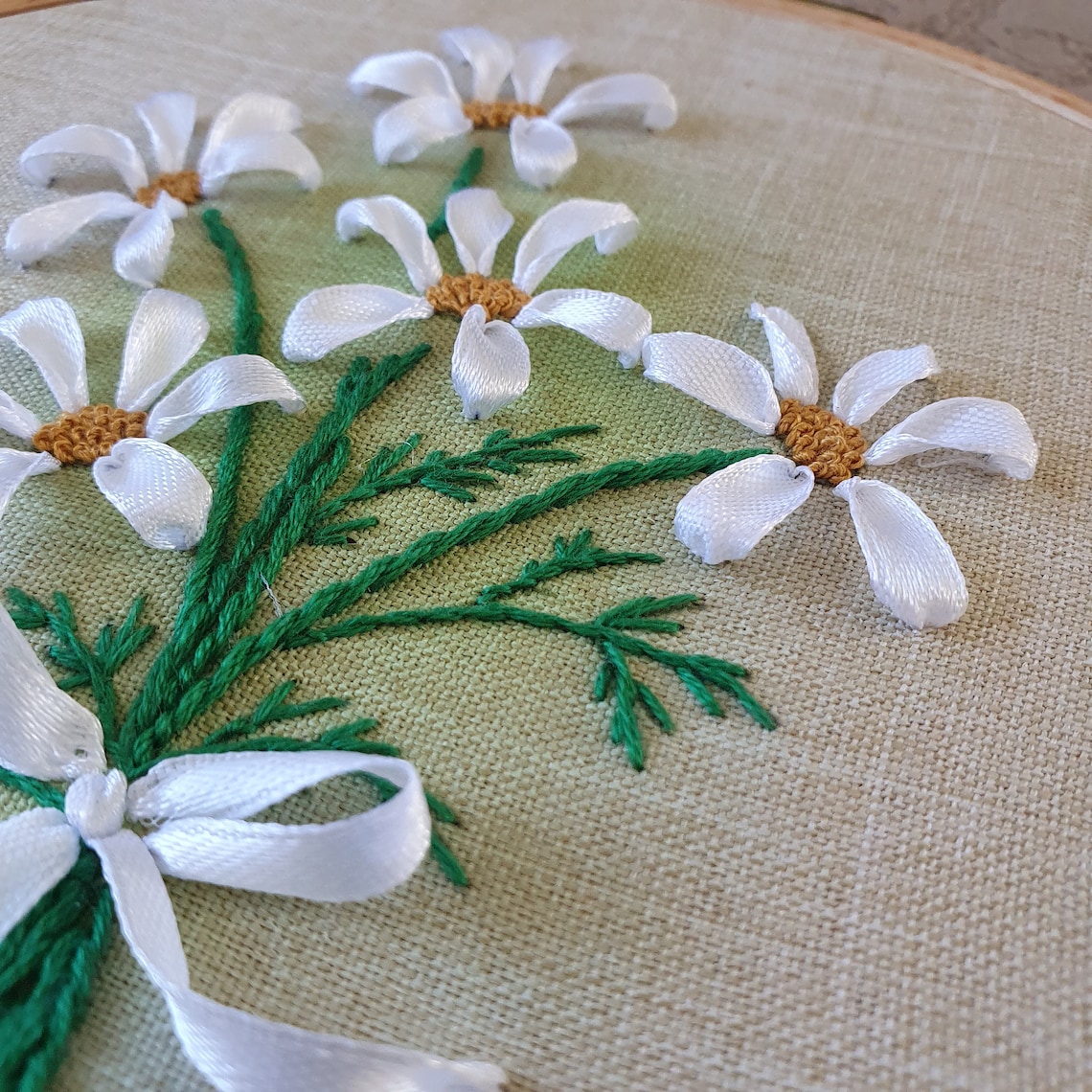 Daisy embroidery pattern PDF and video tutorial Ribbon | Etsy