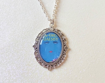 Collier à breloques camée en argent avec couverture de livre originale Gatsby le magnifique