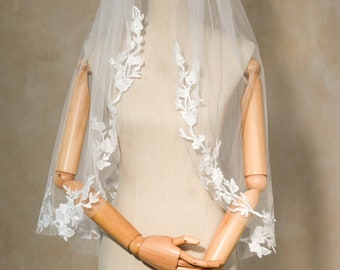 Short Lace Wedding Veil, Scalloped Edge Veil, Fingertip Length Veil, Lace Edge Bridal Veil