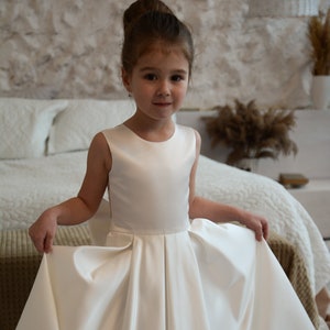 Robe de demoiselle d'honneur en satin, robe de demoiselle d'honneur pour enfant en bas âge, robe de demoiselle d'honneur tutu ivoire, robe de demoiselle d'honneur blanche