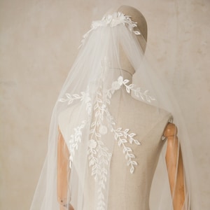 Long lace Wedding veil, Ivory Floral Wedding Veil, Custom Bride Veil