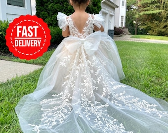 NEW!! Flower girl dress train,Girl ball gown,Ivory flower girl dress, Tutu girl dressц