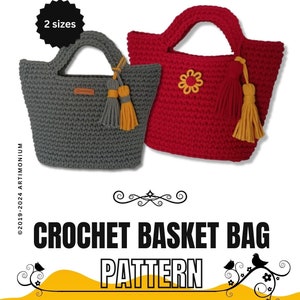 Peut inclure: Deux sacs paniers au crochet, un gris et un rouge, avec des anses assorties et des pompons décoratifs. Le sac gris a une petite étiquette en cuir. Le sac rouge présente une fleur jaune appliquée. Le texte "CROCHET BASKET BAG PATTERN" est également inclus.