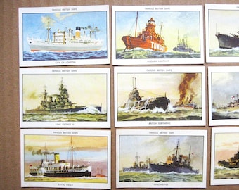 Puede incluir: Nueve cromos vintage con ilustraciones de barcos británicos famosos. Cada cromo muestra un barco diferente, incluyendo un submarino, un acorazado y un crucero. Los cromos están etiquetados como "Famous British Ships" con el nombre del barco.