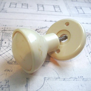 Ivory colour door knob on rose, 1940's | 4.8cm diameter | 1940's door furniture | Vintage ironmongery